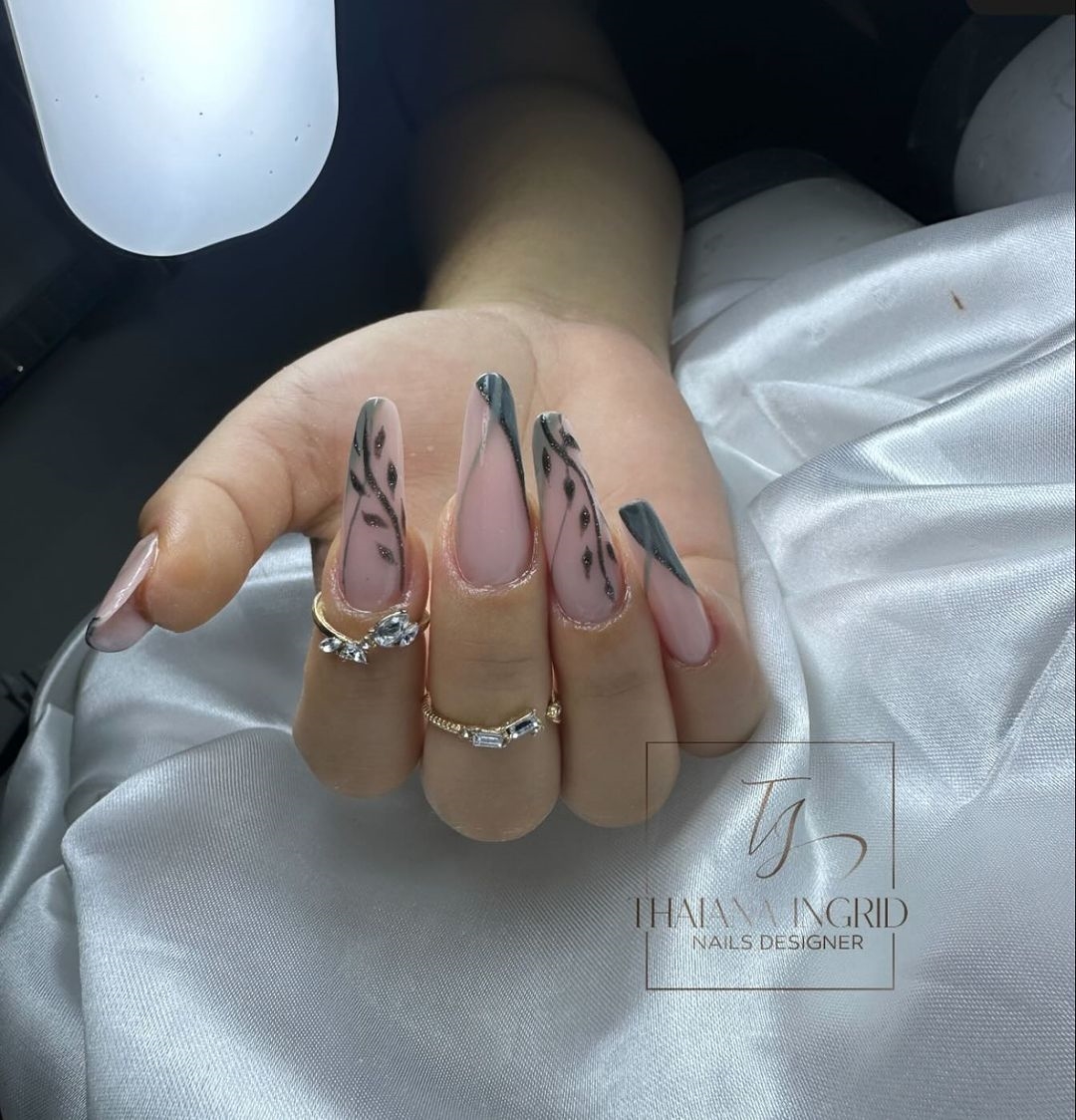 Unhas em gel com design geométrico
